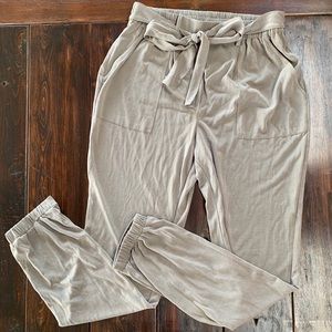 Women’s high waisted joggers with bow in taupe